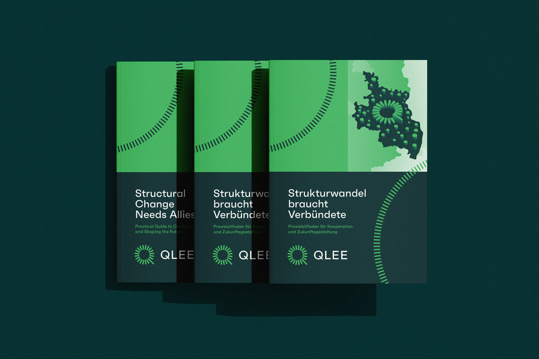 Titelseite eines QLEE-Leitfadens mit klarer Typografie und redaktionellem Layout.