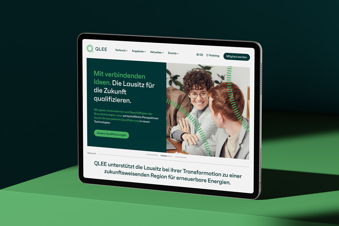 QLEE-Website auf einem iPad mit strukturierter Navigation und modular aufgebauten Inhaltsbereichen.