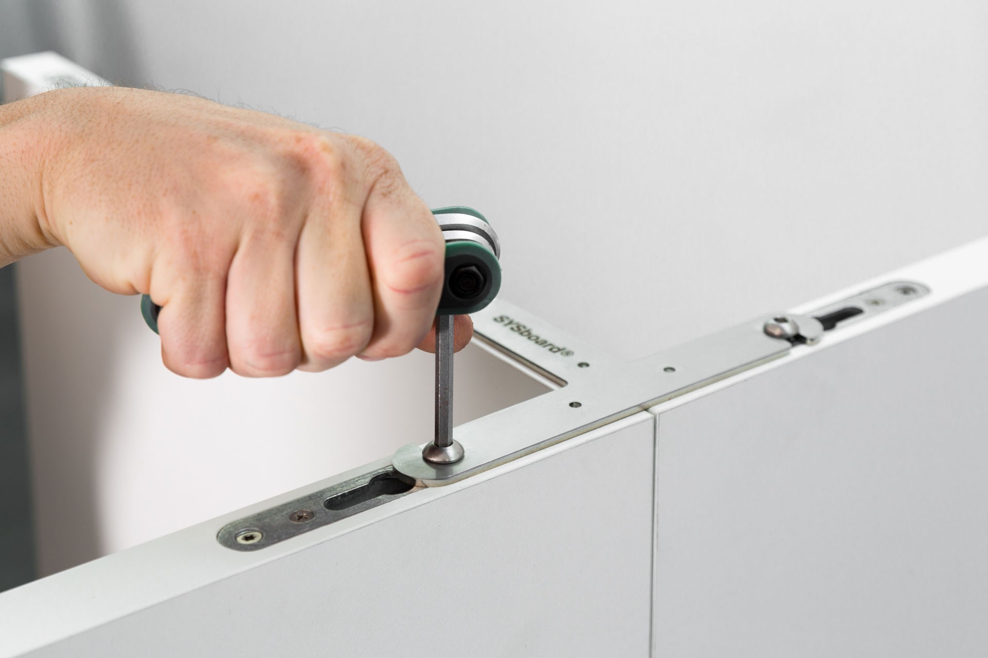 Hand montiert mit einfachem Werkzeug ein T-Element an Stellwänden von SYSBOARD WALL.