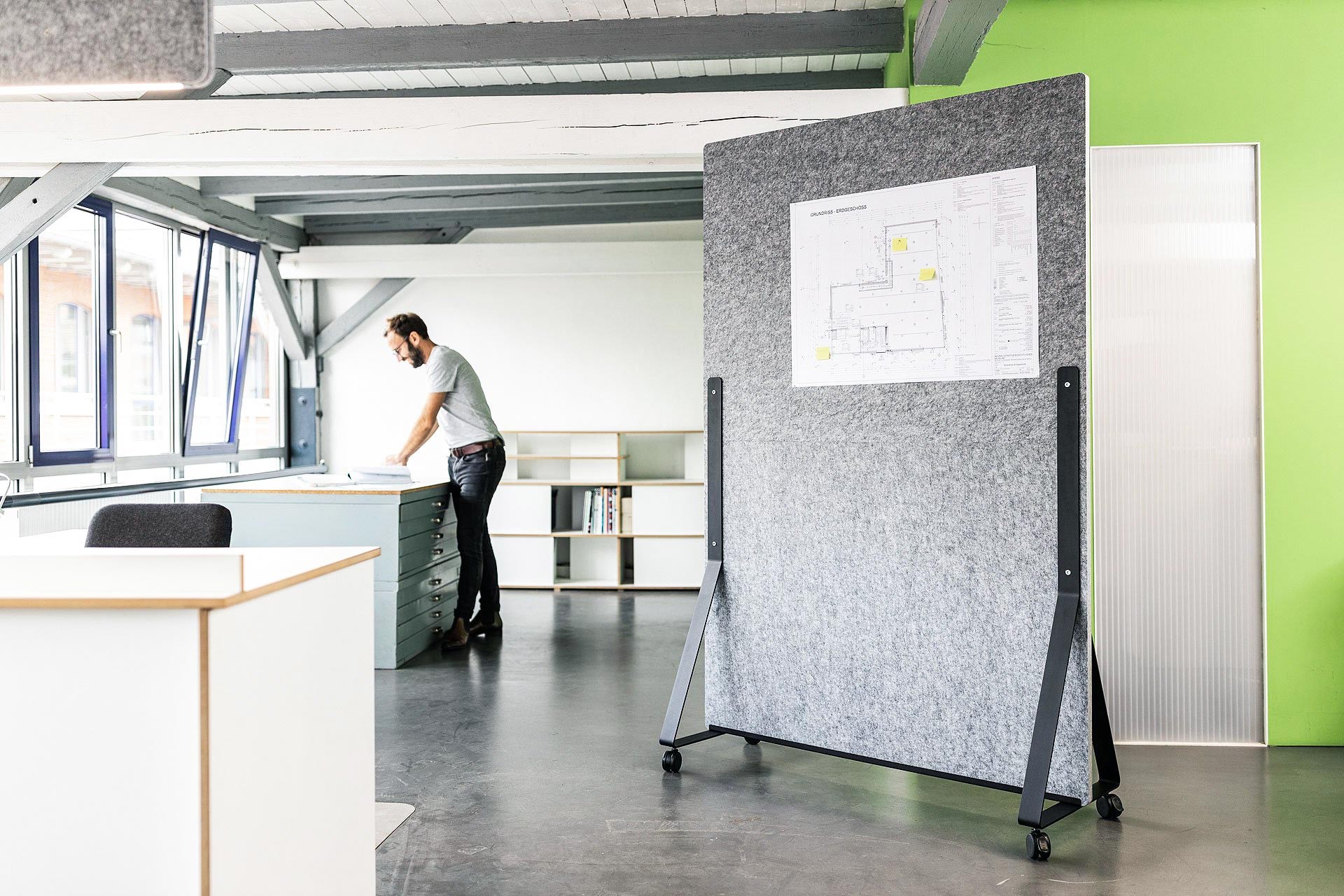 Pinnwand von SYSBOARD FLEX aus akustisch wertvollem Material Flies.