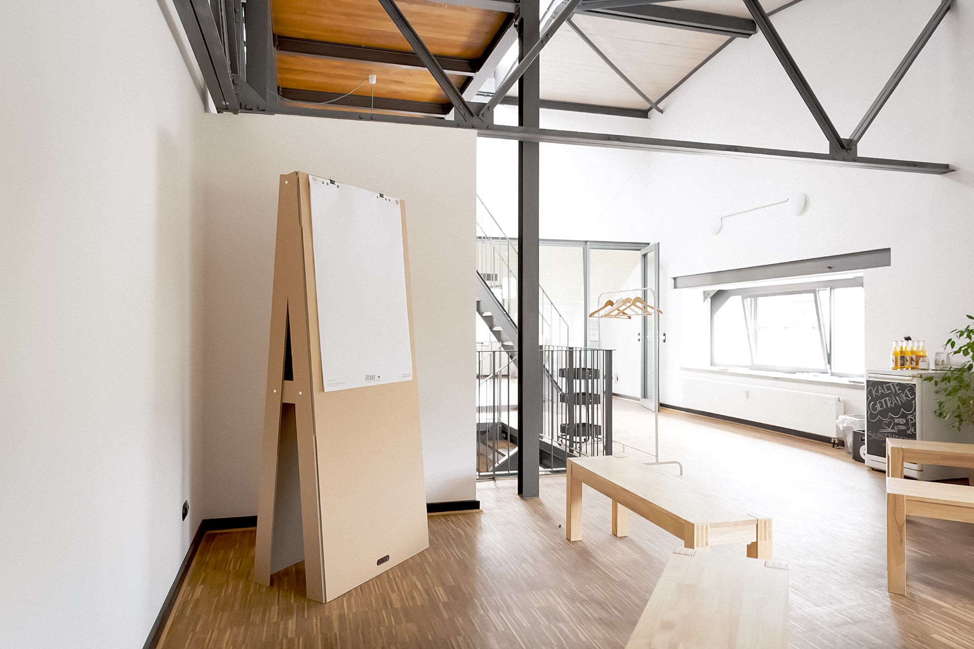 Pinnwand von SYSBOARD FOLD in einem Industrie-Loft-Büro.
