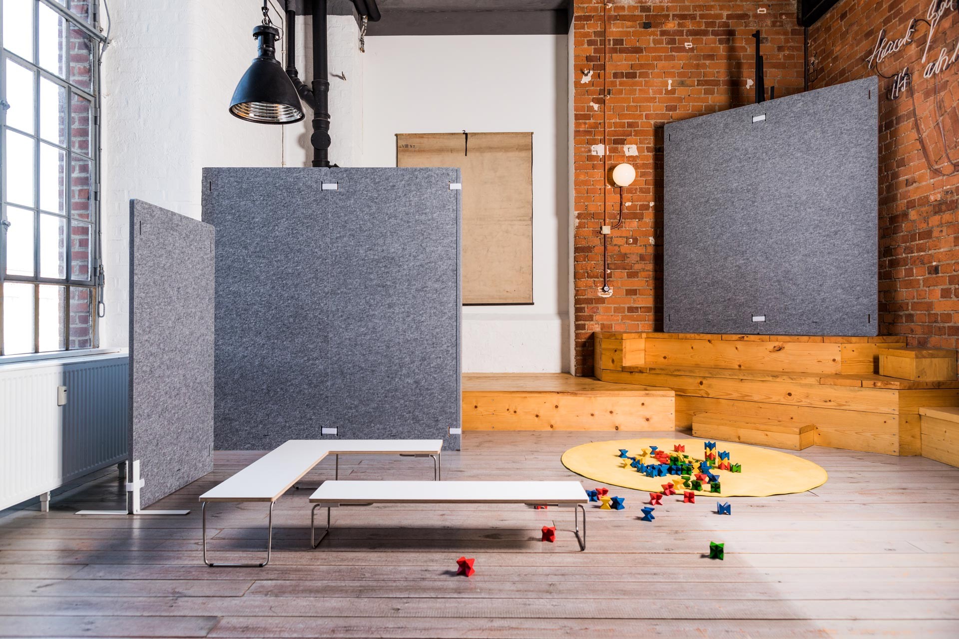 Kindergarten-Szene mit Akustik-Stellwänden von SYSBOARD FLEX.