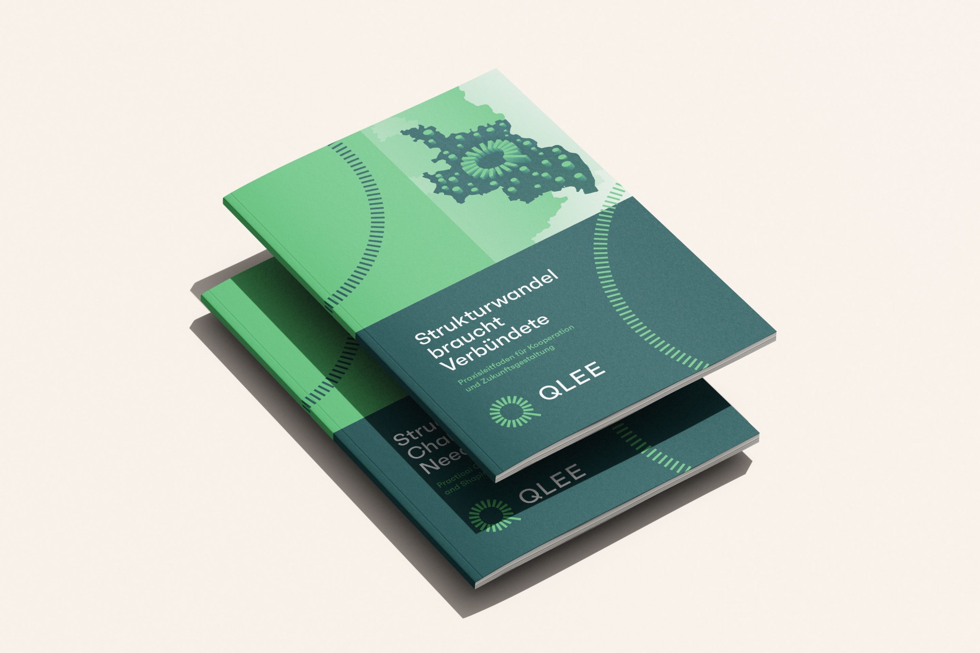 Cover in zwei Sprachen Deutsch und Englisch für das QLEE-Handbuch „Strukturwandel braucht Verbündete“.