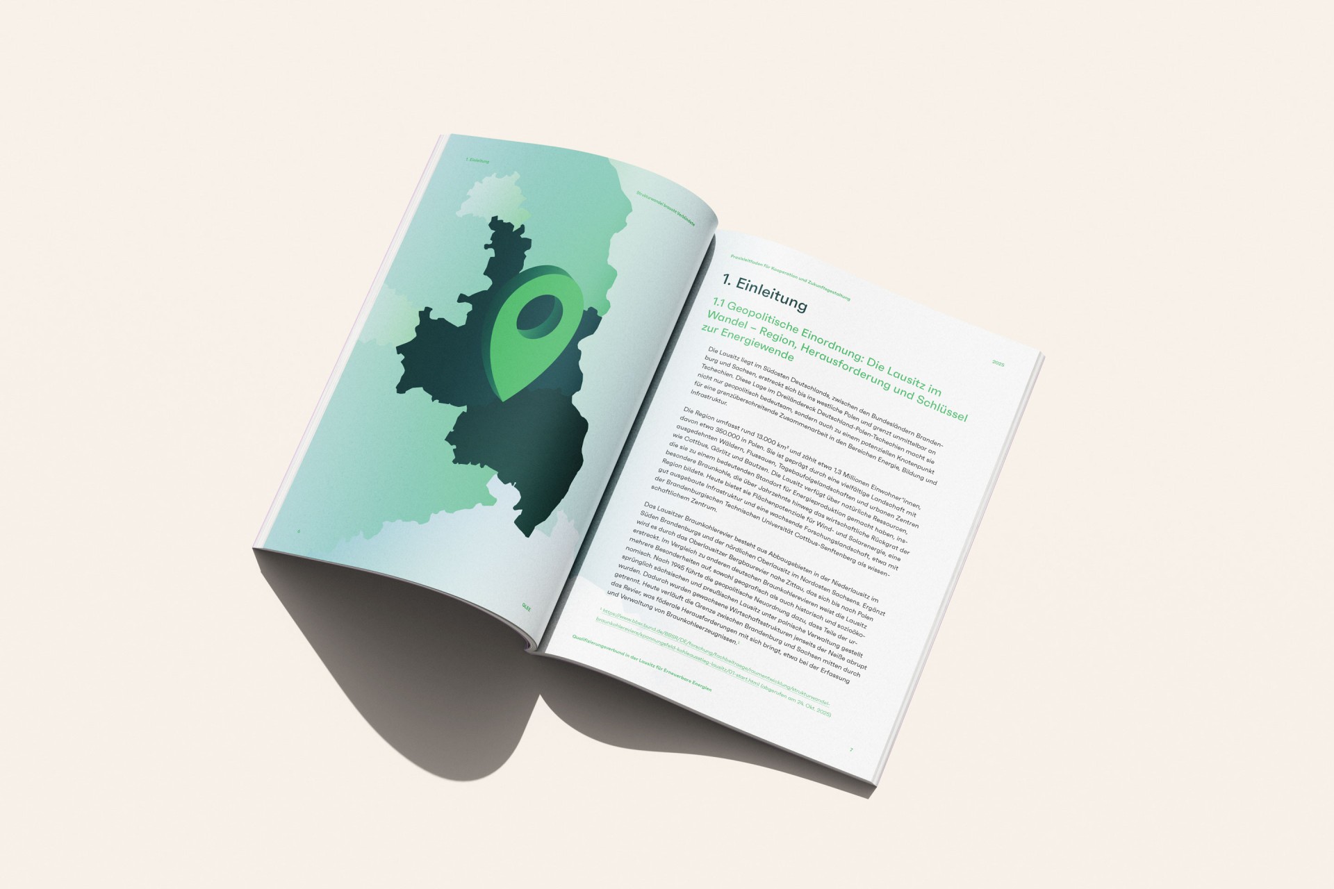 Doppelseite aus dem QLEE-Handbuch als Beispiel für Editorial und Print Design mit Illustration.