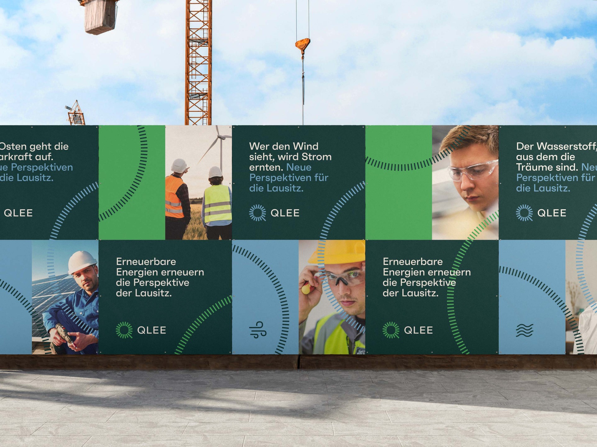 Bauzaunbanner von QLEE mit Botschaften zu erneuerbaren Energien und neuen Perspektiven für die Lausitz.