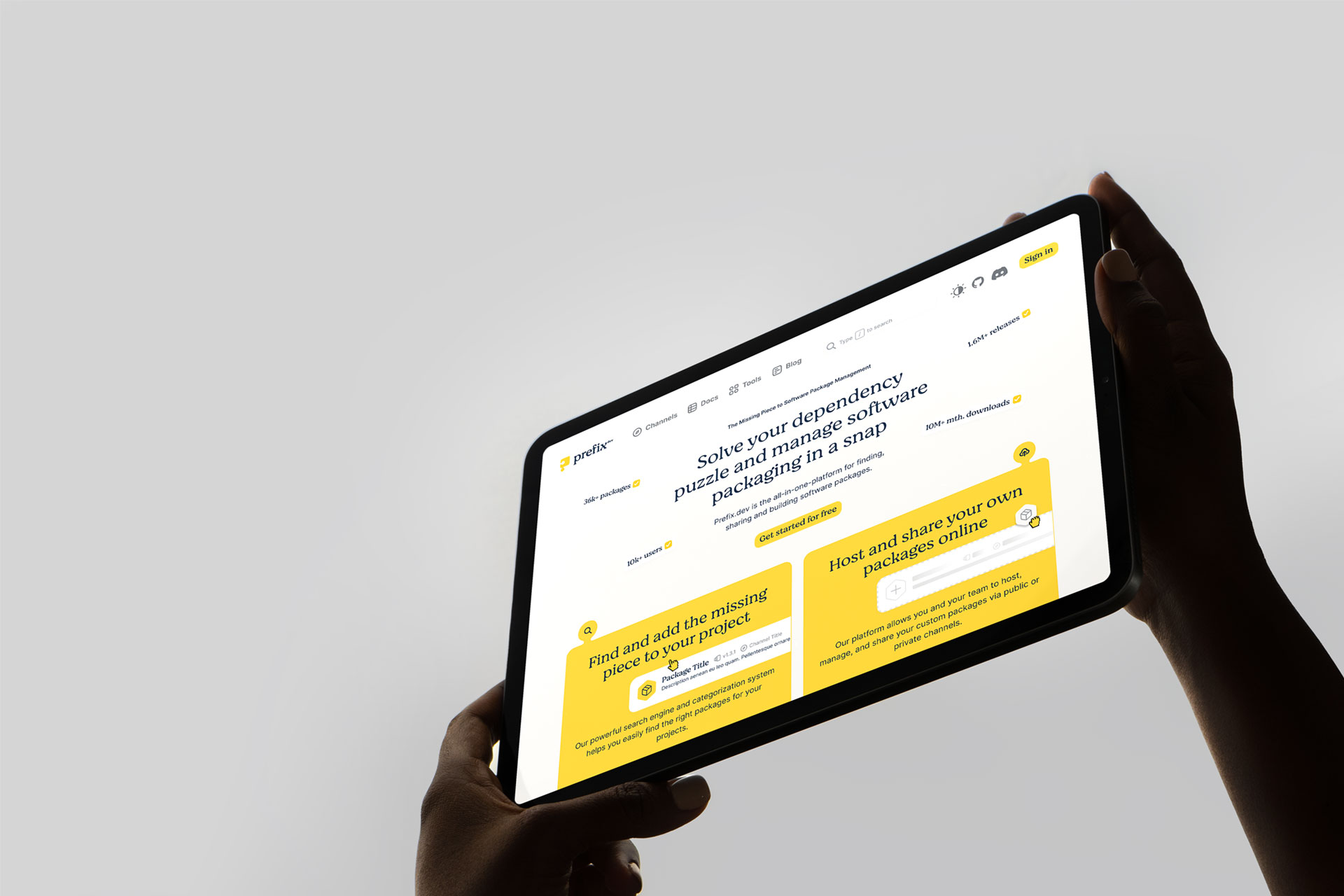 Zwei Hände halten iPad mit Screenshot von der neuen Website von prefix.dev