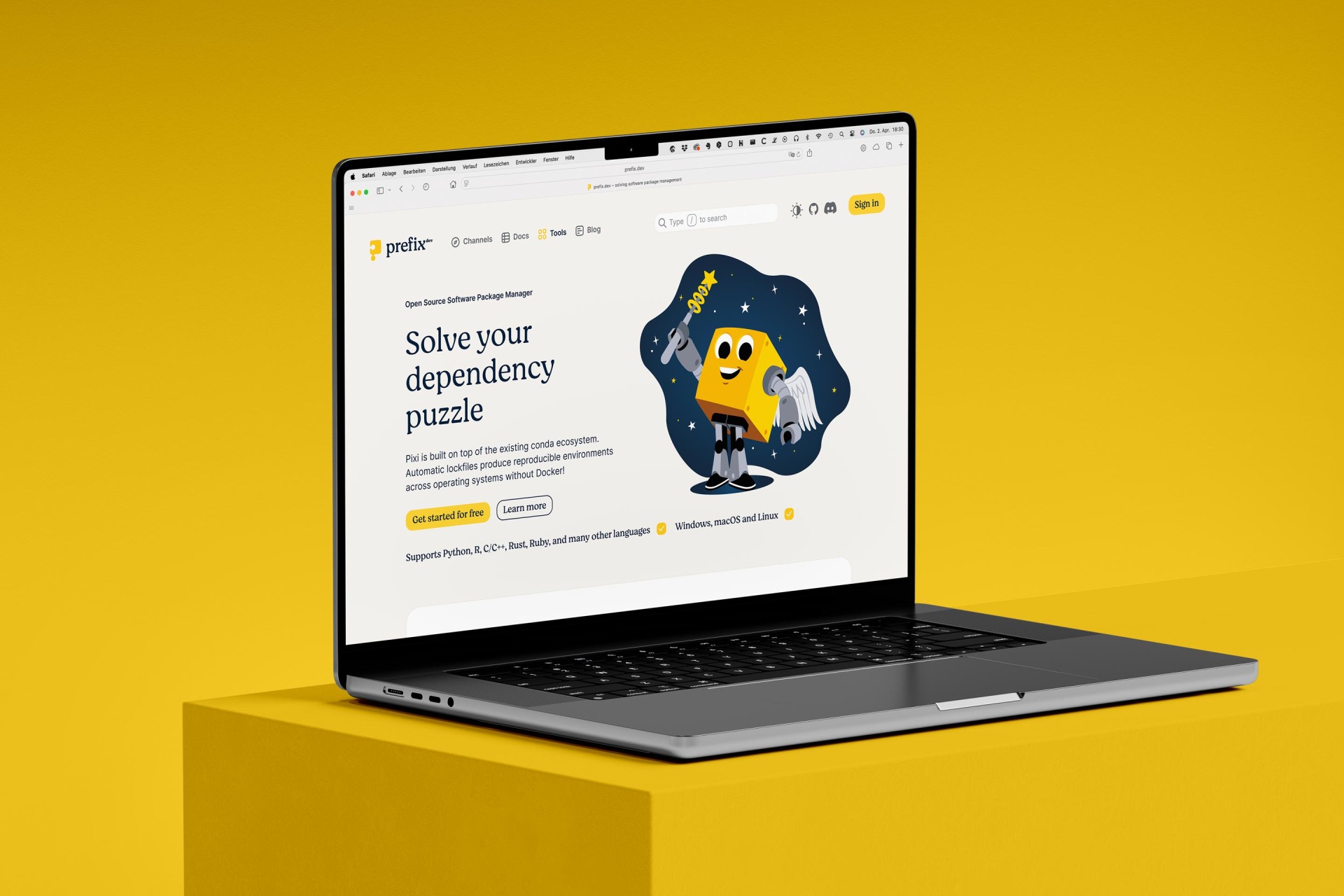 MacBook vor gelbem Hintergrund zeigt die Landing Page zum Software Package Manager pixi mit Sympathiefigur Paxton.