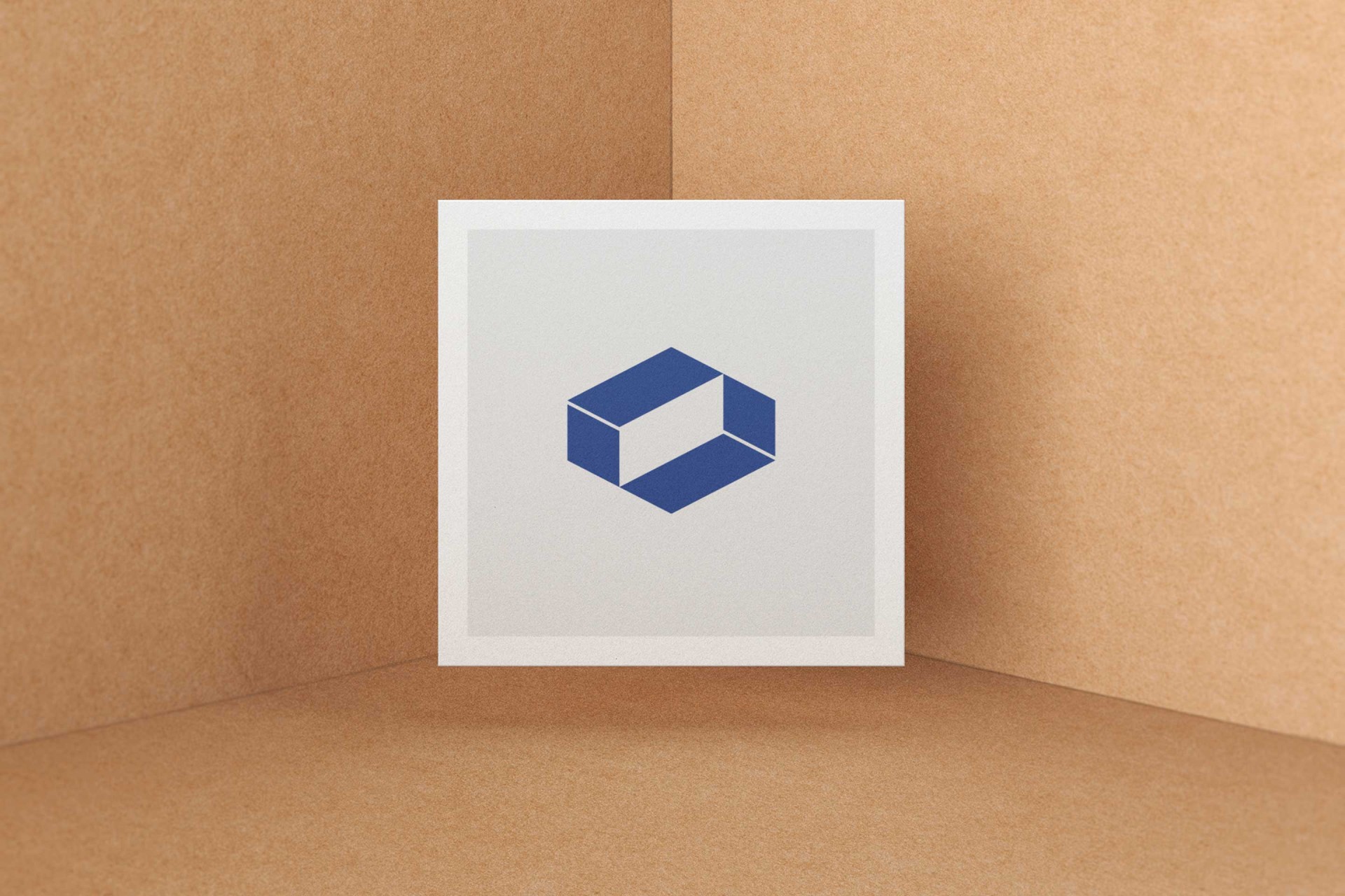 Bildmarke des Corporate Design für Studio Hartensteiner auf weißer Karte in einer Box aus Pappe.