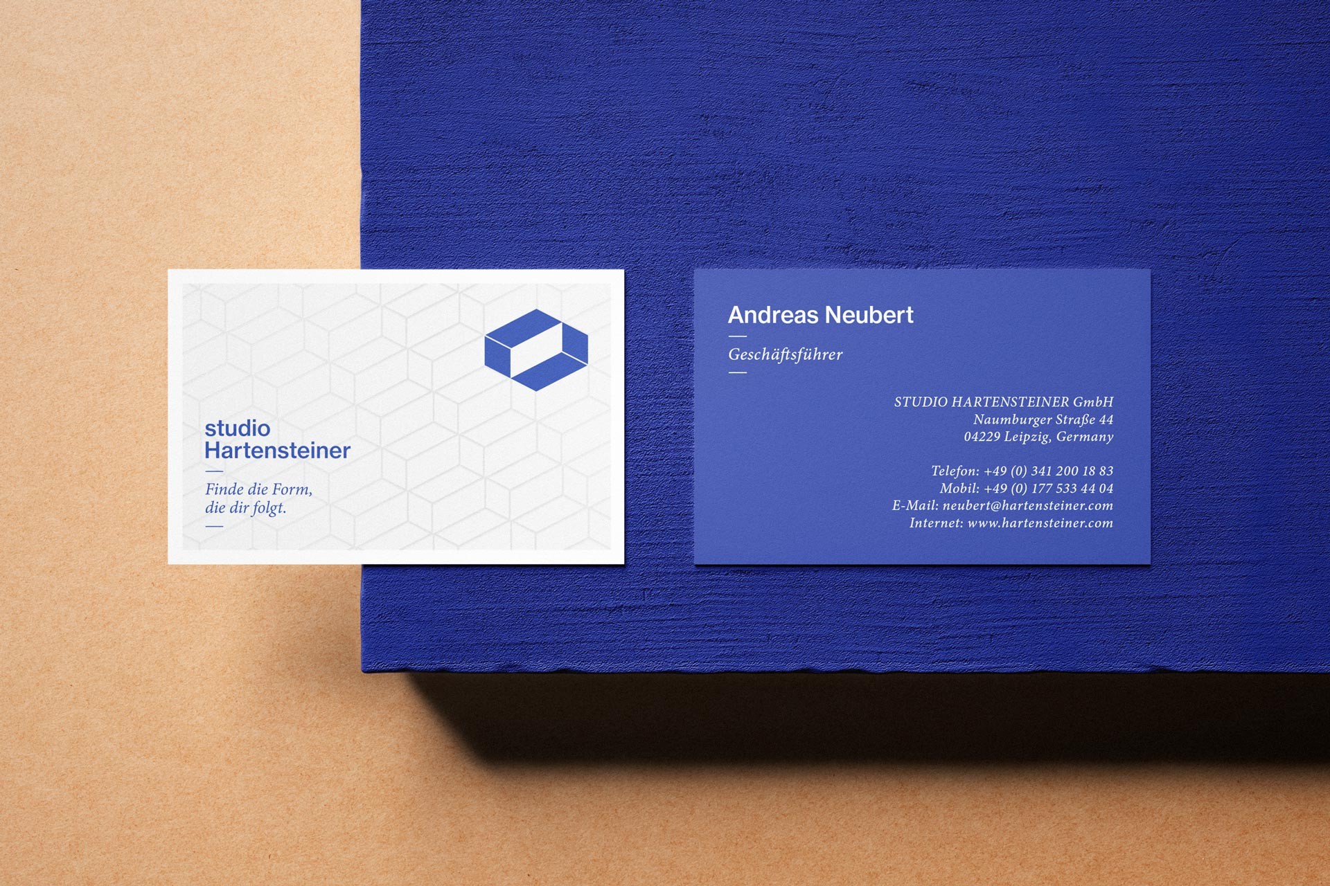 Visitenkarte von Studio Hartensteiner mit markanter Formensprache und klarer Gestaltung.