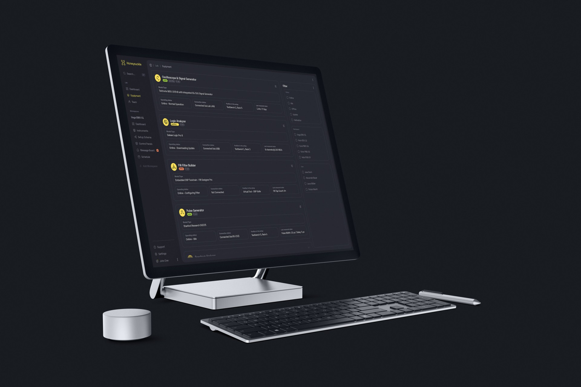 Ansicht des Equipment-Bereichs von Honeysuckle mit Laborgeräten, Statusinformationen und technischer Kartenlogik.