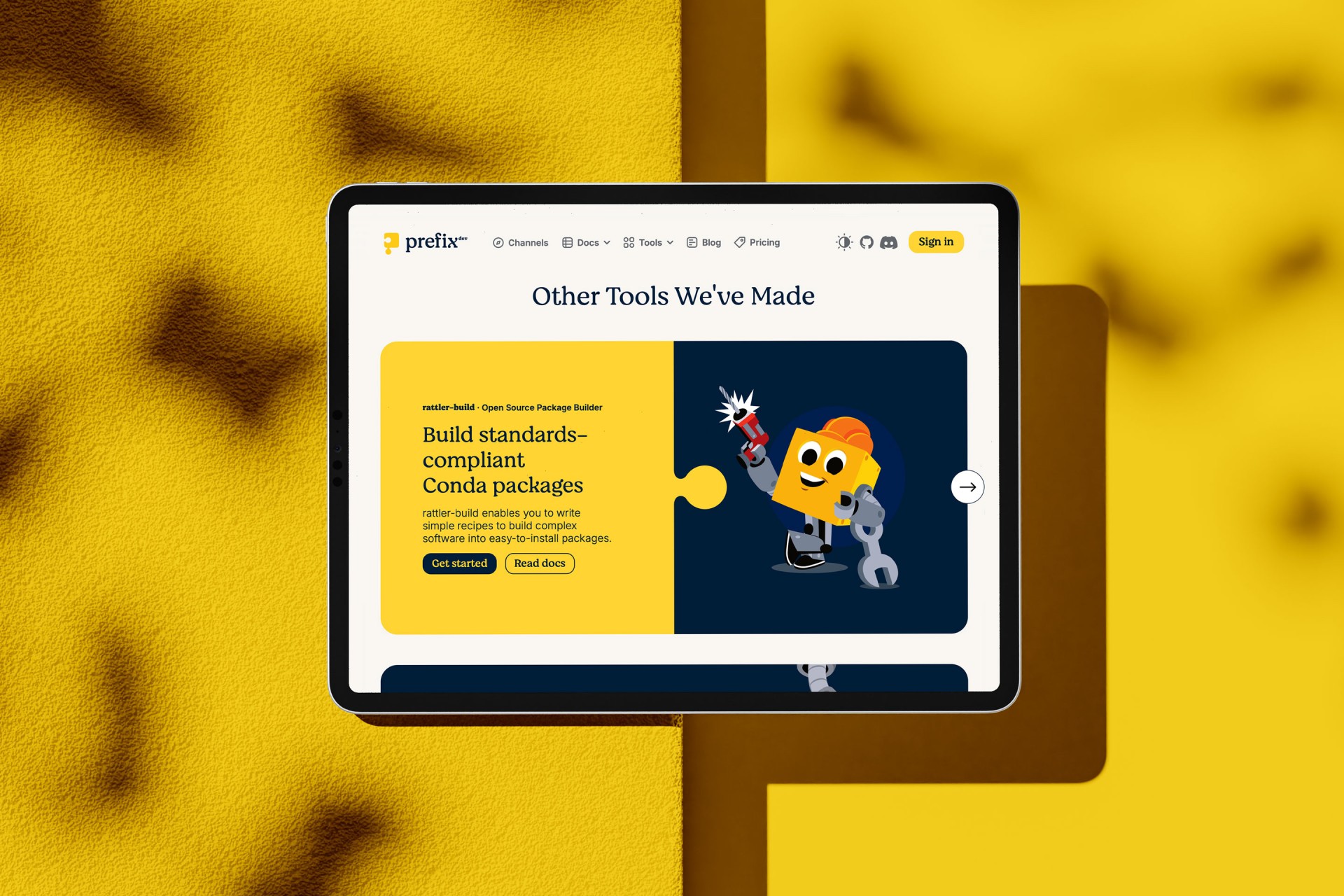 prefix.dev-Website auf einem iPad mit heller Puzzle-Formensprache als zentrale visuelle Leitidee.