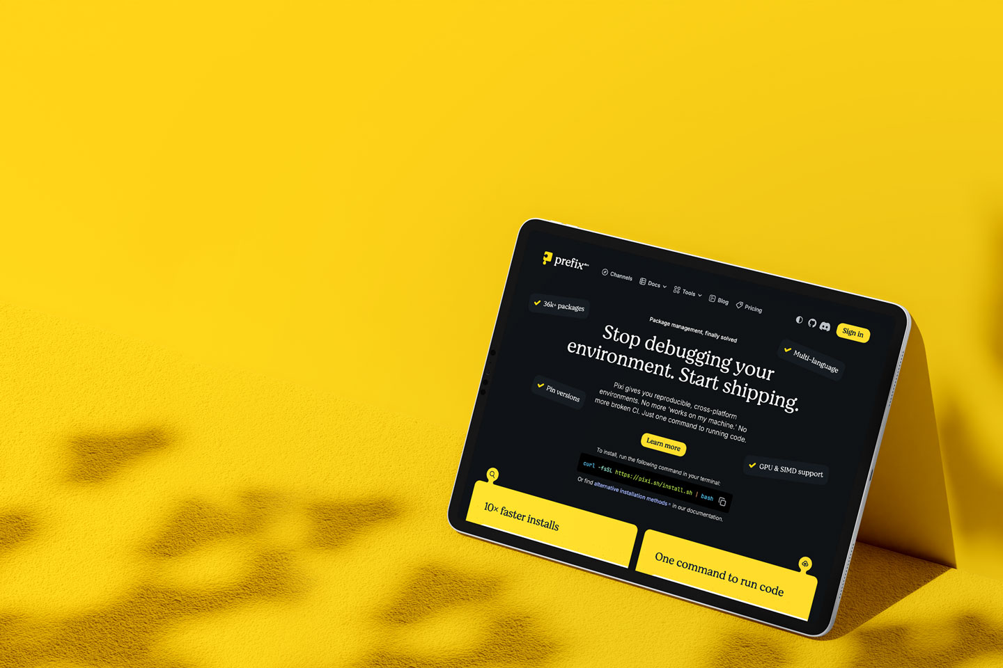prefix.dev-Website auf einem iPad im Dark Mode mit Startseite, Navigation und markanter Puzzle-Bildsprache.