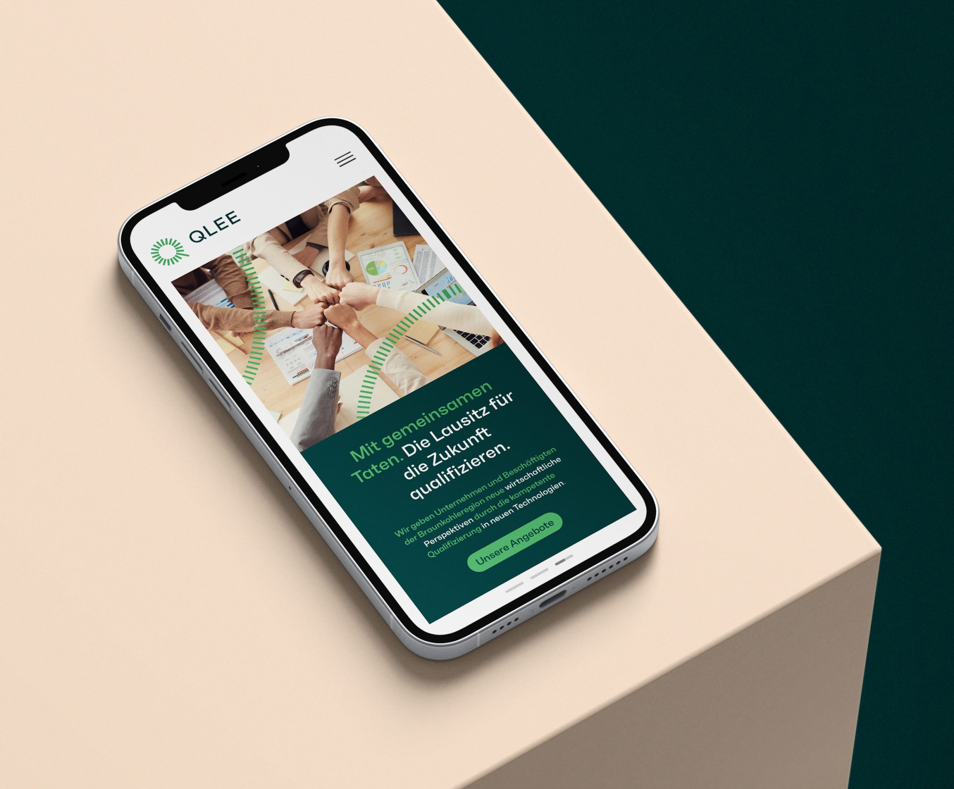 Mobile Ansicht der QLEE-Website auf einem Smartphone mit Slideshow und kompakter Startseitenstruktur.