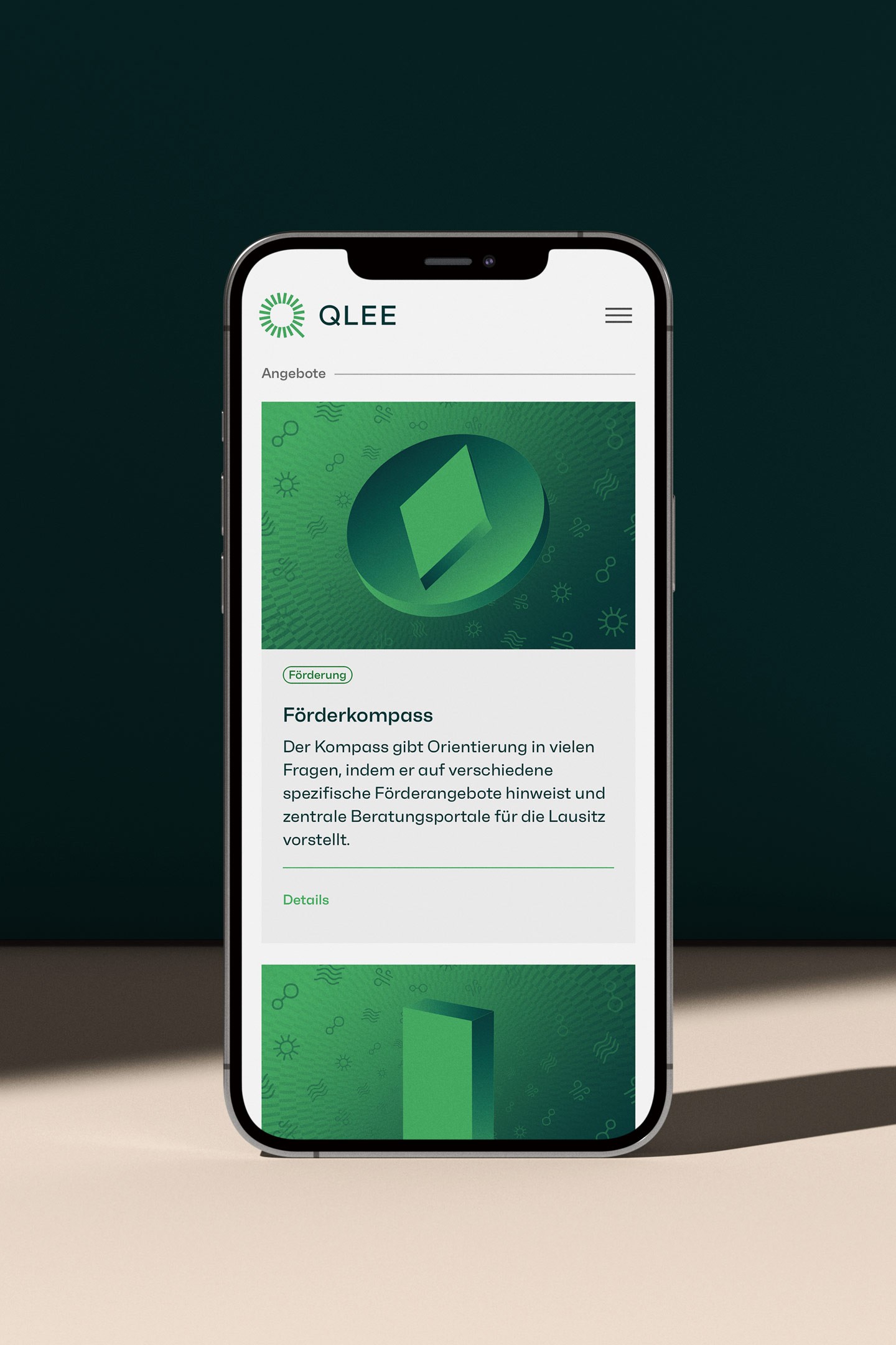 Smartphone-Ansicht der QLEE-Website mit mobil aufbereiteten Angebotskategorien.